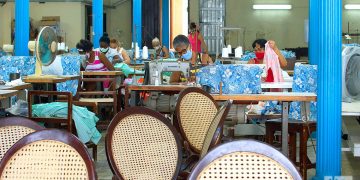 Costureras con mascarillas trabajan en un atelier en La Habana, tras la flexibilización de las restricciones por la COVID-19 en la ciudad. Foto: Otmaro Rodríguez.