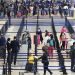 Los pasajeros se registran tras la reapertura de las operaciones en el Aeropuerto Internacional Jorge Chávez en Callao, Perú, luego de más de seis meses suspendidas por el coronavirus, el lunes 5 de octubre de 2020. Foto: AP/Martín Mejía.