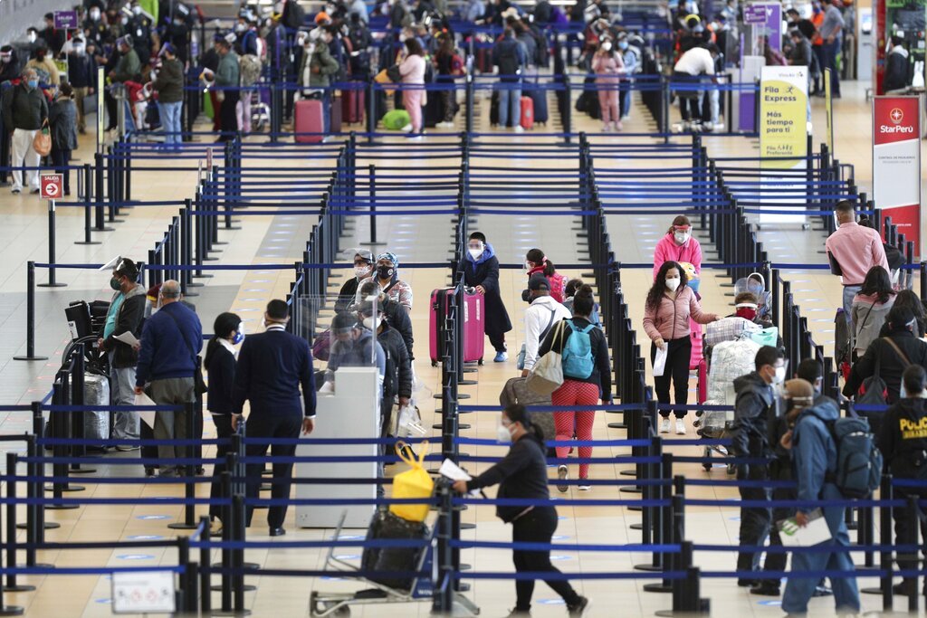 Los pasajeros se registran tras la reapertura de las operaciones en el Aeropuerto Internacional Jorge Chávez en Callao, Perú, luego de más de seis meses suspendidas por el coronavirus, el lunes 5 de octubre de 2020. Foto: AP/Martín Mejía.