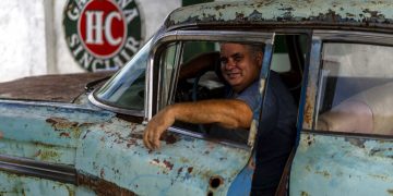 Julio Álvarez, copropietario de Nostalgicar, posa en el interior de su última adquisición de automóvil clásico estadounidense que espera restaurar en La Habana, Cuba, el miércoles 21 de octubre de 2020. Foto: AP/Ramón Espinosa.