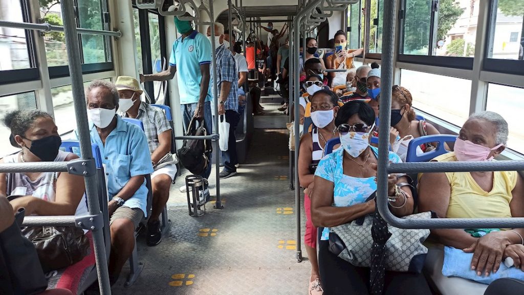 Decenas de personas usan este lunes tapabocas mientras van en un bus de transporte urbano, en La Habana (Cuba). Foto: EFE/Ernesto Mastrascusa.