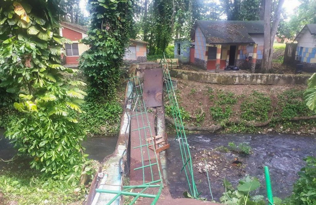 Puente derrumbado en un centro de aislamiento en Matanzas, en el occidente de Cuba. Foto: TV Yumurí.
