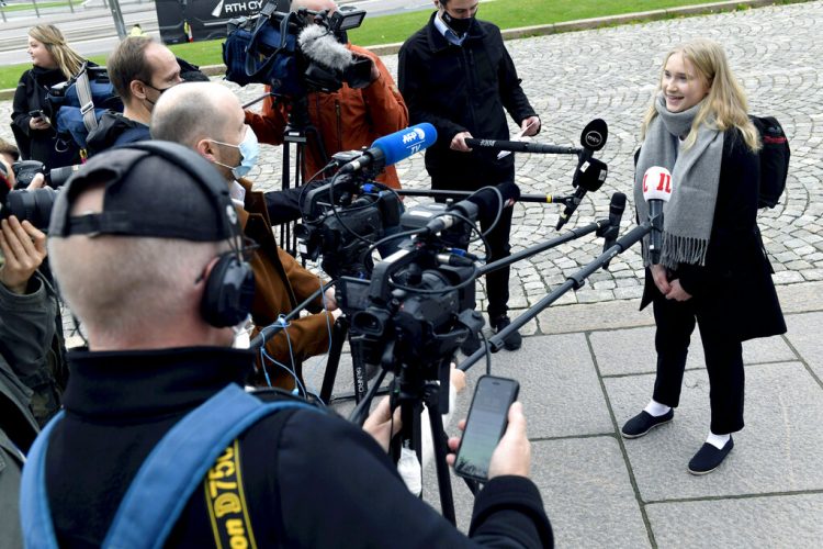 Aava Murto, entrevistada por reporteros, en Helsinki, Finlandia, el 7 de octubre de 2020. Foto: Heikki Saukkomaa/Lehtikuva via AP.