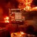 Las llamas de un incendio forestal queman un camión en un viñedo en Calistoga, California, el jueves 1 de octubre del 2020. Foto: Noah Berger/AP.