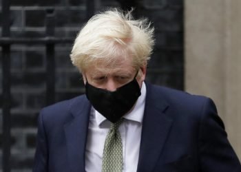 El primer ministro británico Boris Johnson sale del número 10 de Downing Street rumbo al Parlamento el lunes 12 de octubre de 2020. Foto: Kirsty Wigglesworth/AP.
