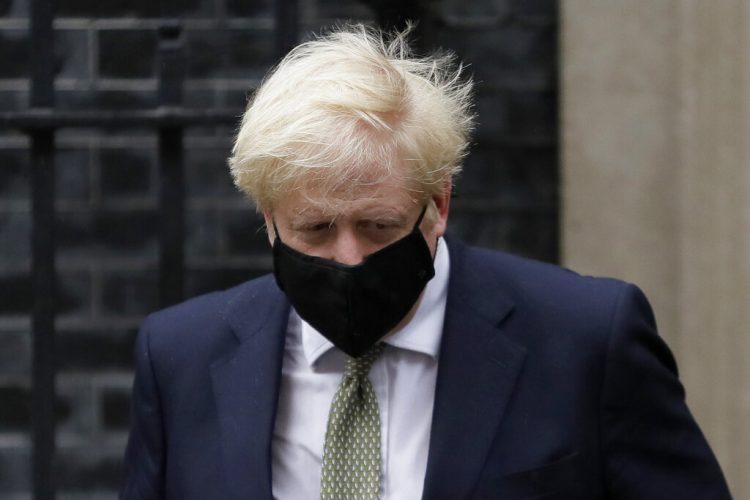 El primer ministro británico Boris Johnson sale del número 10 de Downing Street rumbo al Parlamento el lunes 12 de octubre de 2020. Foto: Kirsty Wigglesworth/AP.