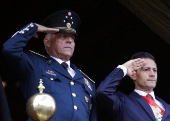 En esta fotografía del 16 de septiembre de 2016, el secretario mexicano de Defensa, general Salvador Cienfuegos, y el presidente Enrique Peña Nieto saludan durante el desfile por el Día de la Independencia en la plaza principal de la Ciudad de México. Foto: Rebecca Blackwell/AP.