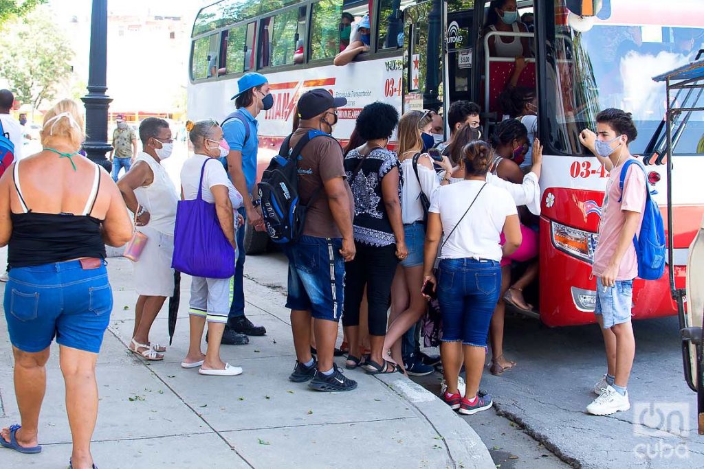 La Habana retoma el transporte urbano, con límites de pasajeros. Foto: Otmaro Rodríguez.