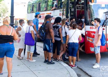 La Habana retoma el transporte urbano, con límites de pasajeros. Foto: Otmaro Rodríguez.
