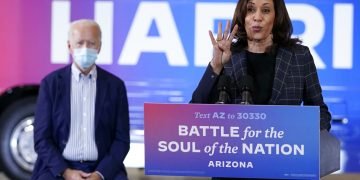 La candidata demócrata a la vicepresidencia Kamala Harris hablando en un acto en Phoenix el 8 de octubre del 2020. La escucha, detrás suyo, el líder de la fórmula Joe Biden. Foto: AP Photo/Carolyn Kaster.