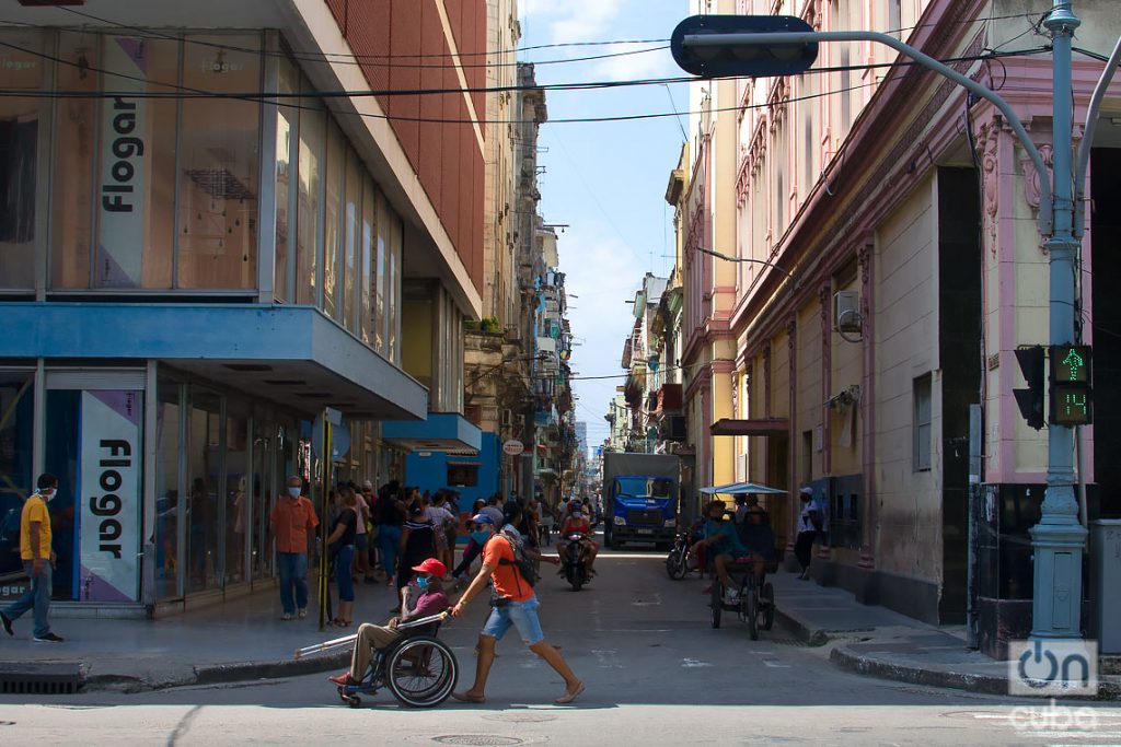 Calle San Rafael, en La Habana, durante la desescalada post COVID-19. Foto: Otmaro Rodríguez.