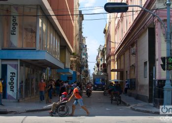 Calle San Rafael, en La Habana, durante la desescalada post COVID-19. Foto: Otmaro Rodríguez.