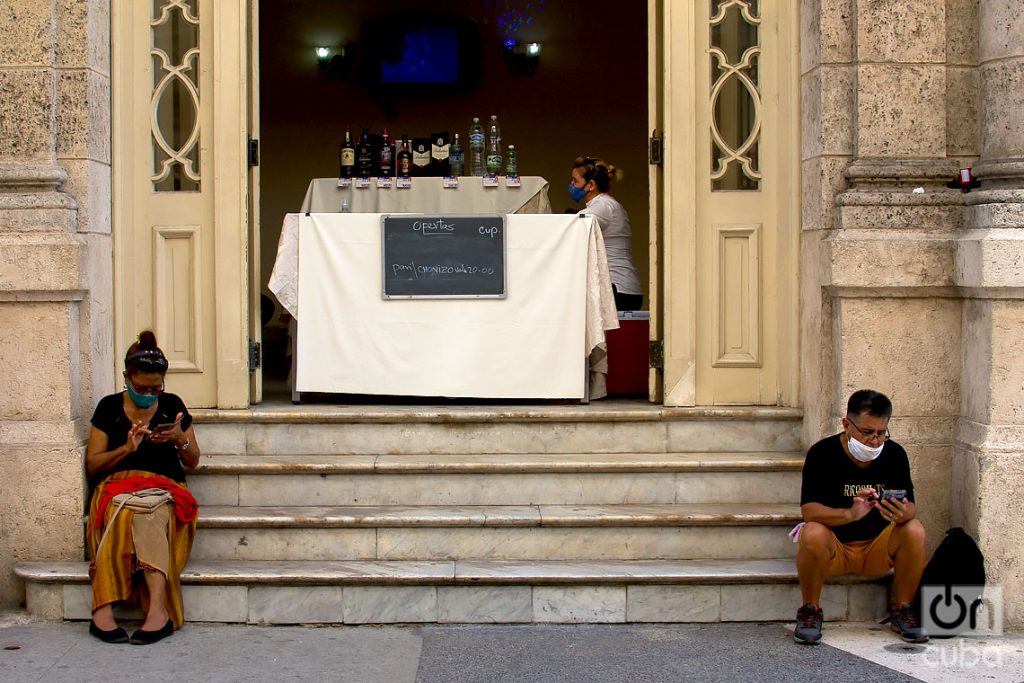 Personas conectadas por internet durante la desescalada post COVID-19 en La Habana. Foto: Otmaro Rodríguez.