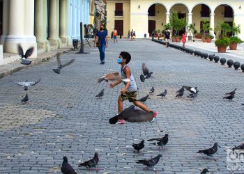 Un niño juega en una plaza de La Habana, durante la desescalada post COVID-19. Foto: Otmaro Rodríguez.