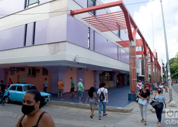 Personas caminan por los alrededores de la tienda Carlos III, en La Habana. Foto: Otmaro Rodríguez / Archivo.