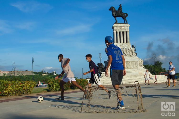 Jóvenes juegan fútbol en el Parque Máximo Gómez, durante la desescalada post COVID-19 en La Habana. Foto: Otmaro Rodríguez.