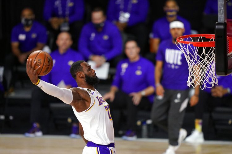 LeBron James (23), de los Lakers de Los Ángeles, se eleva para clavar el balón en la primera mitad del sexto partido de la final de la NBA ante el Heat de Miami, el domingo 11 de octubre de 2020, en Lake Buena Vista, Florida. Foto: AP/Mark J. Terrill.