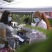 Una promotora de CASA, un grupo activista hispano, busca voluntarios latinos para probar una posible vacuna contra el COVID-19, en un mercado de Takoma Park, Maryland, el 9 de septiembre de 2020. Foto: Federica Narancio/AP.