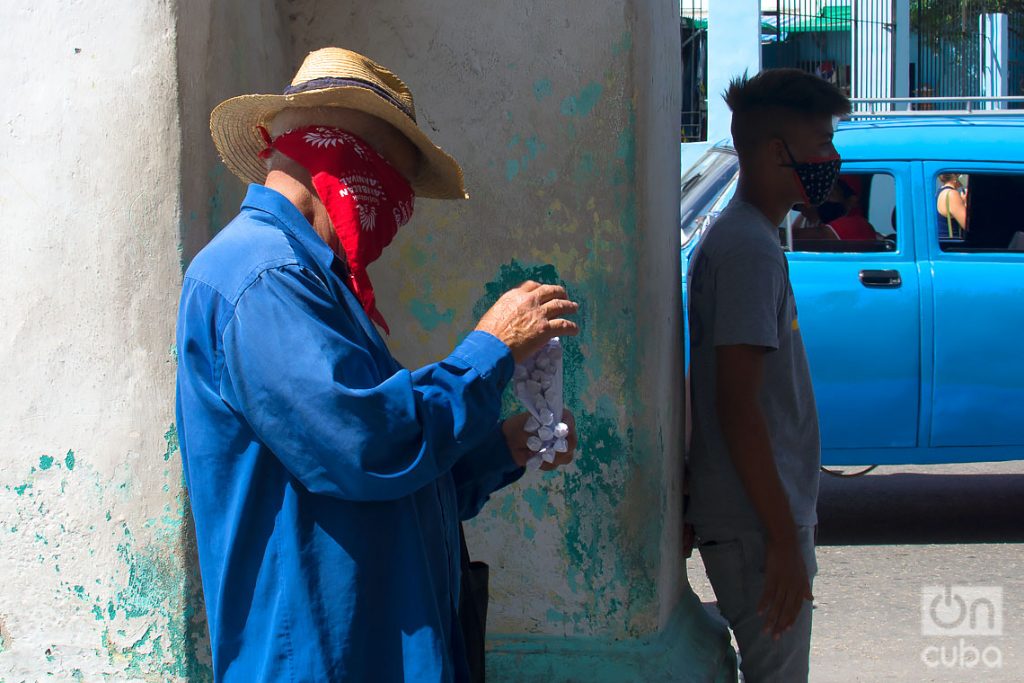 Un manicero en La Habana, durante la desescalada post COVID-19. Foto: Otmaro Rodríguez.