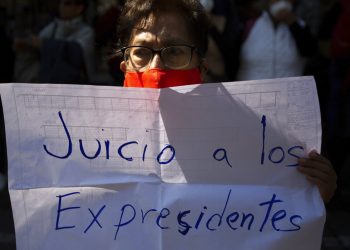 Una partidaria del presidente de México, Andrés Manuel López Obrador, sostiene una pancarta con el mensaje "Juicio a los expresidentes" durante una manifestación frente a la Corte Suprema en la Ciudad de México, el jueves 1 de octubre de 2020. Foto: Fernando Llano/AP.