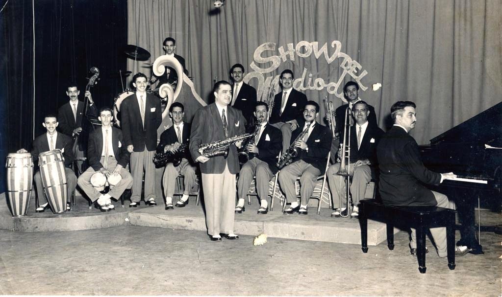Fotografía cedida por la Editorial Unos & Otros donde aparece la Orquesta Hermanos Castro durante una aparición en el Show del Mediodía en 1953. Foto: EFE/Editorial Unos & Otros.