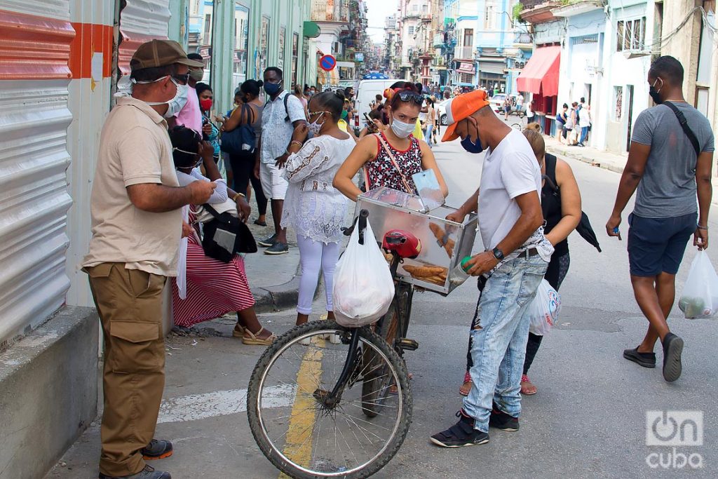 Vendedor ambulante de empanadas en la calle Neptuno, en La Habana. Foto: Otmaro Rodríguez.