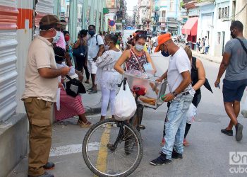 Vendedor ambulante de empanadas en la calle Neptuno, en La Habana. Foto: Otmaro Rodríguez.