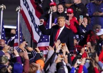 El presidente Donald Trump finalizaun acto electoral en el aeropuerto local John P. Murtha Johnstown-Cambria County en Johnstown, Pennsylvania, 13 de octubre de 2020. Foto: Gene J. Puskar/AP.