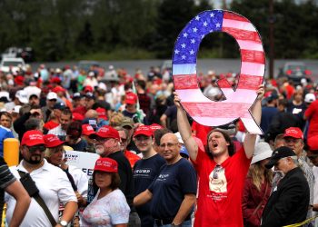 Un individuo sostiene un cartel con la "Q" QAnon mientras espera para ver al presidente Trump en un mitin, el 2 de agosto de 2018 en Pensilvania. Foto: NBC News.