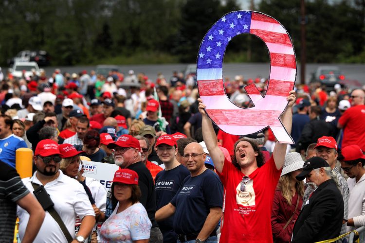 Un individuo sostiene un cartel con la "Q" QAnon mientras espera para ver al presidente Trump en un mitin, el 2 de agosto de 2018 en Pensilvania. Foto: NBC News.