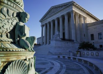 Fotografía de la Corte Suprema de Estados Unidos el 5 de octubre de 2020, en Washington. La Corte Suprema dijo el viernes, 16 de octubre, que decidirá si el presidente Donald Trump puede excluir a las personas que viven ilegalmente en el país del conteo del censo que, entre otras cosas, se utiliza para asignar escaños en la Cámara de Representantes. Foto: J. Scott Applewhite/AP.