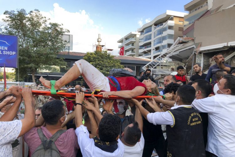 Socorristas transportan a un herido hallado entre los escombros de un edificio derrumbado en Izmir, Turquía, viernes 30 de octubre de 2020. Foto: AP/Ismail Gokmen.