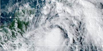 Esta imagen del domingo 25 de octubre de 2020, cortesía de la Oficina Nacional de Administración Oceánica y Atmosférica de Estados Unidos, muestra a la tormenta tropical Zeta. Foto: NOAA/NESDIS/STAR vía AP.