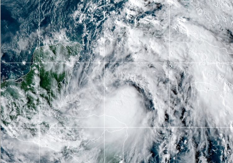 Esta imagen del domingo 25 de octubre de 2020, cortesía de la Oficina Nacional de Administración Oceánica y Atmosférica de Estados Unidos, muestra a la tormenta tropical Zeta. Foto: NOAA/NESDIS/STAR vía AP.