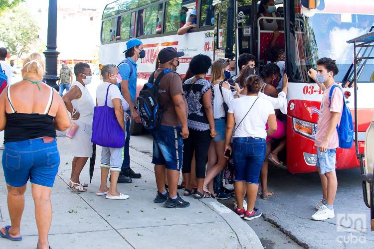 Algunas rutas del transporte urbano en La Habana reducirán sus frecuencias de viaje por baja disponibilidad de combustible. Foto: Otmaro Rodríguez.