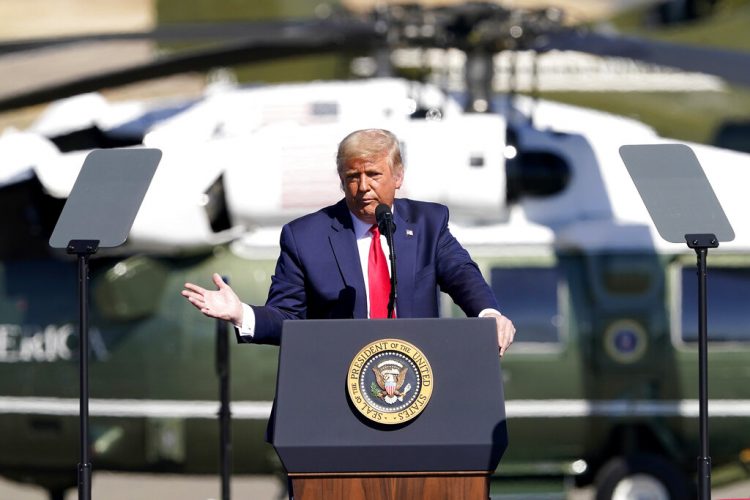 El presidente Donald Trump en un acto de campaña el lunes 19 de octubre de 2020, en Prescott, Arizona. Foto: Matt York/AP.