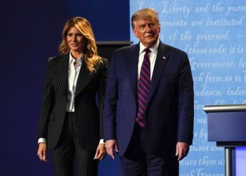 El presidente Trump y la primera dama Melania Trump dieron positivo por el coronavirus, tuiteó el presidente la madrugada del viernes. Foto: Julio Cortez/AP.