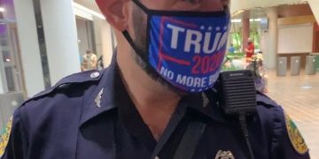 El policía de Miami, Daniel Ubeda, se presentó a votar uniformado con una máscara favorable a Donald Trump. Ha sido suspendido. | Steve Simeonidis / Twitter