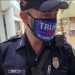 El policía de Miami, Daniel Ubeda, se presentó a votar uniformado con una máscara favorable a Donald Trump. Ha sido suspendido. | Steve Simeonidis / Twitter