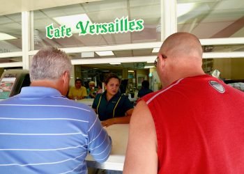 Dos clientes se sirven de café en la ventanita del Versailles, en la Pequeña Habana. Foto: Rui Ferreira.