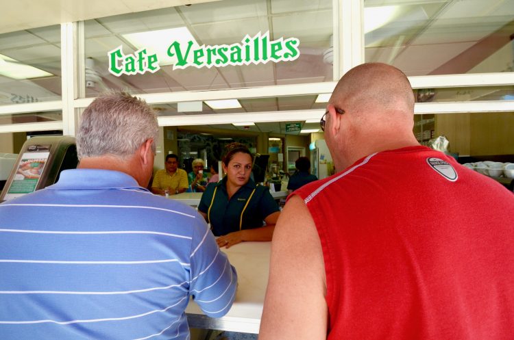 Dos clientes se sirven de café en la ventanita del Versailles, en la Pequeña Habana. Foto: Rui Ferreira.