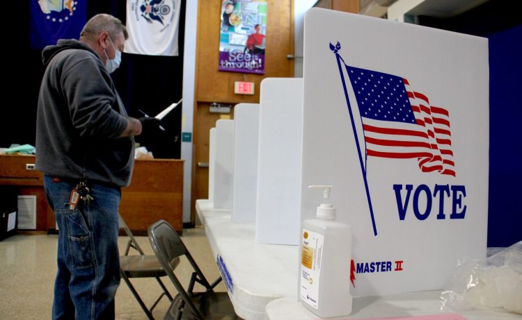 Las votación anticipada comenzó en Florida el martes pasado. Las urnas se abrieron en escuelas y bibliotecas. Foto: AP.
