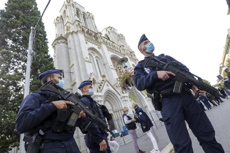 Agentes de la policía francesa hacen guardia cerca de la iglesia de Notre Dame, en Niza, en el sur de Francia, el 29 de octubre de 2020, luego del ataque. Foto: Eric Gaillard/Pool via AP.