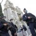Agentes de la policía francesa hacen guardia cerca de la iglesia de Notre Dame, en Niza, en el sur de Francia, el 29 de octubre de 2020, luego del ataque. Foto: Eric Gaillard/Pool via AP.