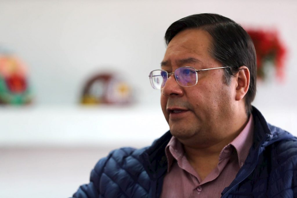 El virtual ganador de las elecciones presidenciales de Bolivia, Luis Arce, candidato del Movimiento al Socialismo (MAS), durante una entrevista con Efe en La Paz, el 20 de octubre de 2020. Foto: Martin Alipaz / EFE.