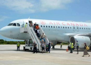 Llegada de turistas canadienses a Cuba. Foto: Prensa Latina.