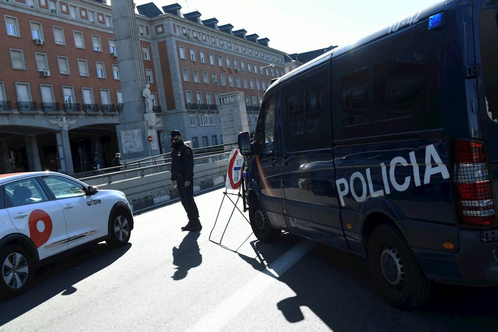 La policía monta un control en el distrito madrileño de Moncloa, el sábado 3 de octubre de 2020, en el inicio de un nuevo confinamiento para contener el rebrote de la COVID-19. Foto: Víctor Lerena / EFE.