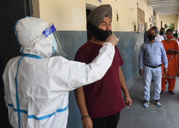 Pruebas de PCR para detectar el coronavirus SARS-CoV-2 en La India. Foto: EFE / Archivo.