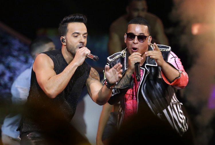 Luis Fonsi, a la izquierda, y Daddy Yankee cantan en la ceremonia de los Premios Billboard de la Música Latina en Coral Gables, Florida. Fonsi y Yankee serán reconocidos con el premio a la canción latina de la década por "Despacito" en la próxima ceremonia de los Premios Billboard de la Música Latina, el 21 de octubre de 2020. Foto/Lynne Sladky/AP/Archivo.