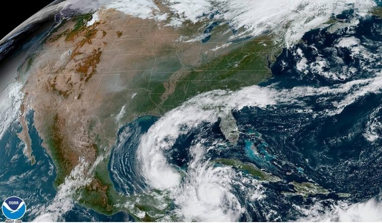 Fotografía satelital cedida por la Oficina Nacional de Administración Oceánica y Atmosférica (NOAA) estadounidense por vía del Centro Nacional de Huracanes (NHC), donde se muestra la localización del huracán Delta, de categoría 4, poco antes del mediodía (hora local) del 6 de octubre de 2020. Foto: EFE/NOAA-NHC.